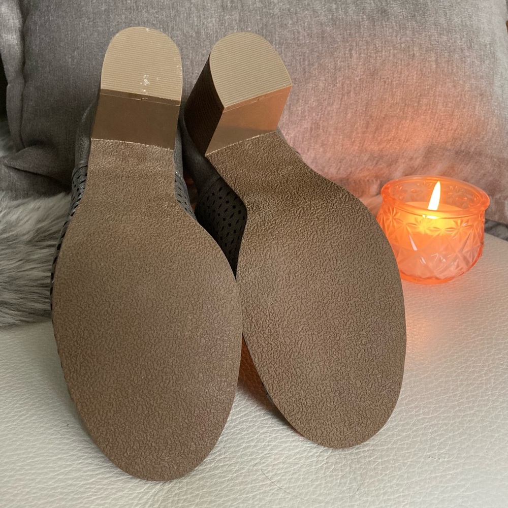 Open toe booties - Picture 3 of 7